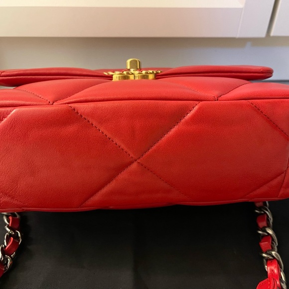 Chanel 19 small red in lamb leather - Picture 4 of 6